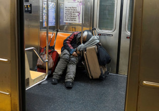 ΗΠΑ: Οι αρχές στη Νέα Υόρκη θέλουν να διώξουν τους άστεγους από το μετρό – Κατηγορούνται για την εγκληματικότητα