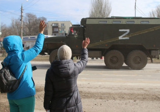 Ουκρανία: Η στιγμή που ρωσικά στρατεύματα εισβάλλουν από την Κριμαία
