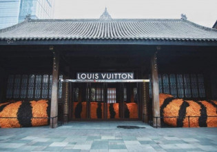 Louis Vuitton: Μια γιγάντια τίγρης «τρύπωσε» στην κινεζική μπουτίκ για το Έτος της Τίγρης