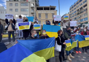 Πόλεμος στην Ουκρανία: Συγκέντρωση Ουκρανών στο Μοναστηράκι – «Πούτιν φύγε»