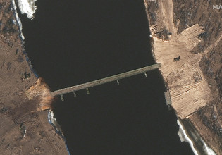Ουκρανία: Πλωτή γέφυρα σε απόσταση αναπνοής από τα σύνορα της χώρας κατασκεύασαν οι Ρώσοι – Τι υποστηρίζουν ΜΜΕ των ΗΠΑ