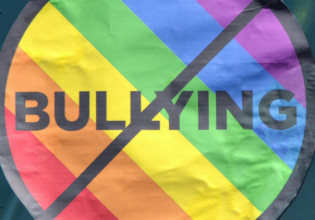 Απομόνωση και κατάθλιψη εμφανίζουν τα θύματα ομοφοβικού εκφοβισμού – Στο σχολείο η πλειοψηφία των περιστατικών