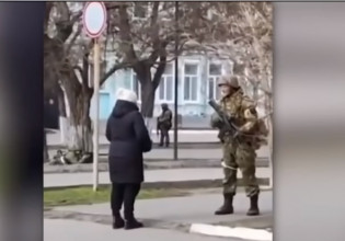 Ουκρανία: Μια γιαγιά στέκεται αγέρωχη μπροστά σε Ρώσο στρατιώτη