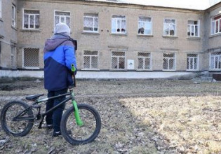 Ουκρανία: Γονείς στέλνουν τα παιδιά τους στο σχολείο με αυτοκόλλητα στα ρούχα τους με την ομάδα αίματός τους