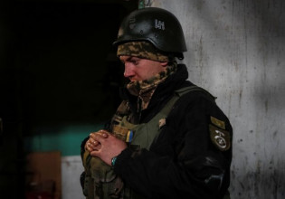 Ουκρανία: Εκατέρωθεν μετακινήσεις στρατευμάτων στα σύνορα – Ασκήσεις ισορροπίας Δύσης και Ρωσίας