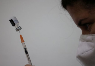 Κοροναϊός: Οι τρεις δόσεις εμβολίου Pfizer-BioNTech παρέχουν καλύτερη προστασία από τις δύο