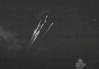 SpaceX: Θεαματικό βίντεο δείχνει δορυφόρο του Ίλον Μασκ να διαλύεται φλεγόμενος στην ατμόσφαιρα
