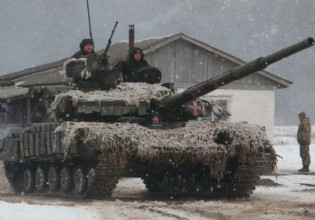 Ουκρανία: Η Ρωσία ανακοίνωσε νέα απομάκρυνση των στρατευμάτων της από τα ουκρανικά σύνορα, αλλά η Δύση παραμένει επιφυλακτική