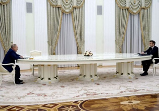 Ποιος έφτιαξε το… μακρύ τραπέζι του Πούτιν;