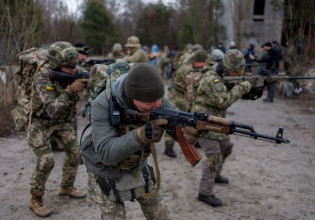 Πόλεμος στην Ουκρανία: Η εισβολή του Πούτιν με τα 15 δισ. την ημέρα δεν πάει σύμφωνα με το σχέδιο