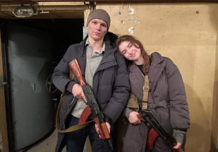 Πόλεμος στην Ουκρανία: Νεόνυμφοι πέρασαν την πρώτη μέρα του γάμου του μαζεύοντας όπλα