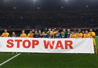 Σφοδρές αντιδράσεις: Νάπολι και Μπάρτσα σήκωσαν πανό «Stop War», αλλά η UEFA το έκρυψε
