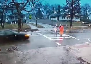 ΗΠΑ: Αστυνομικός θυσιάζεται και την χτυπάει αυτοκίνητο για να σώσει μικρή μαθήτρια που περνούσε το δρόμο