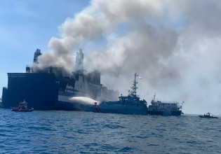 Κέρκυρα: Στις Αρχές ο πλοίαρχος και δύο μηχανικοί του Euroferry Olympia – Συνεχίζεται η κατάσβεση του πλοίου