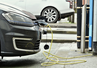 ΥΠΕΝ: Εξετάζεται η λήψη μέτρων για τη μείωση του κόστους φόρτισης των ηλεκτρικών οχημάτων