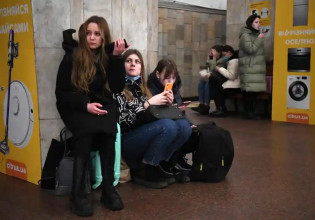 Μέσα στα καταφύγια του Κιέβου: Σοκάρουν βίντεο με πολίτες κάτω από τη γη