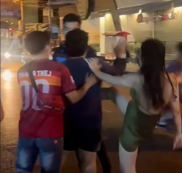 Ταϊλάνδη: Γυναίκα απέρριψε άνδρα κι εκείνος την έλουσε με μπύρα - Δείτε τη συνέχεια σε βίντεο!