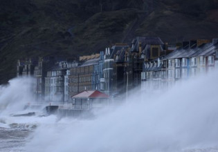 Βρετανία: Μέγιστη προειδοποίηση για ακραία καιρικά φαινόμενα λόγω της καταιγίδας Eunice