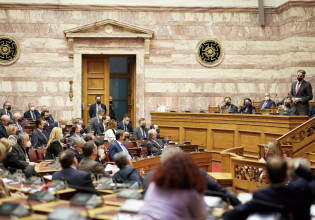 Ν.Δ.: «Δεν έχει τεθεί στο τραπέζι θέμα αλλαγής του εκλογικού νόμου» λέει η Πελώνη