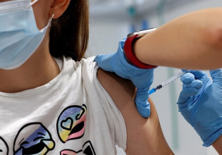 Κοροναϊός – εμβόλιο: Τι θα γίνει με την τρίτη δόση σε παιδιά – εφήβους