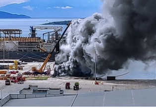 Euroferry Olympia: Αναζωπυρώθηκε η φωτιά μετά το άνοιγμα του καταπέλτη