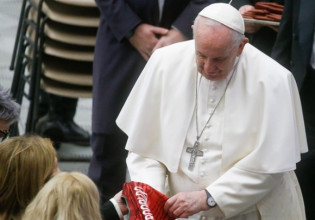 Ο Πάπας Φραγκίσκος έλαβε δώρο φανέλα του Κριστιάνο Ρονάλντο