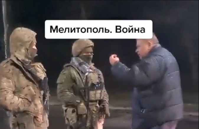 Ουκρανία: Ρώσος παππούς που μένει στη Μελιτόπολη τα «χώνει» σε στρατιώτες