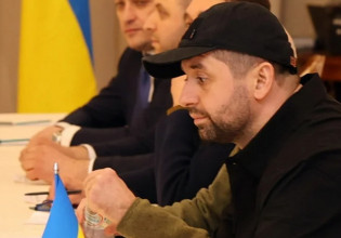 Πόλεμος στην Ουκρανία: Ο άνδρας με το μαύρο καπέλο που λύνει και δένει στην Ουκρανία – Πήρε μέρος στις συνομιλίες