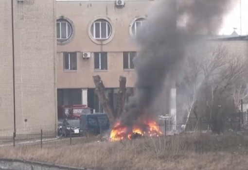 Εισβολή στην Ουκρανία: Στρατιώτες καίνε έγγραφα έξω από το υπουργείο Άμυνας