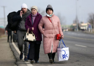 Ουκρανία: Κάτοικοι εγκαταλείπουν τη χώρα και φεύγουν άρον-άρον για την Πολωνία