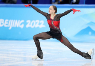 Η 15χρονη Καμίλα Βαλίεβα έγραψε ιστορία στους Χειμερινούς Ολυμπιακούς με τετραπλή περιστροφή (vid)