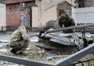 Ουκρανία: Εικόνες και βίντεο σοκ από τις στρατιωτικές επιχειρήσεις – Σε πανικό οι πολίτες τρέχουν να σωθούν