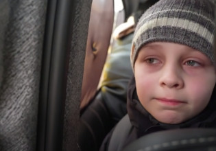 Πόλεμος στην Ουκρανία: «Αφήσαμε τον μπαμπά στο Κίεβο» – Αγοράκι εγκαταλείπει στο σπίτι του με δάκρυα στα μάτια