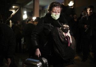 Πόλεμος στην Ουκρανία: Συγκλονίζουν οι πρόσφυγες που έφτασαν στην Ελλάδα – «Ακούγονταν συνεχώς εκρήξεις»