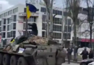 Πόλεμος στην Ουκρανία: Διαδηλωτής ανεβαίνει με την ουκρανική σημαία σε ρωσικό τεθωρακισμένο στη Χερσώνα