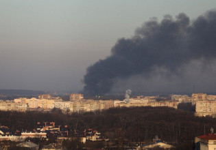 Πόλεμος στην Ουκρανία: Εκρήξεις στη Λβιβ, βομβαρδισμοί έξω από το Κίεβο, σειρήνες στην Οδησσό