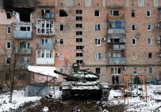 Ουκρανία: Στις φλόγες πόλεις από ρωσικούς βομβαρδισμούς – Ο φόβος για χημικά όπλα και το δημοψήφισμα του Ζελένσκι