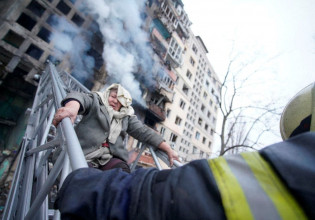 Ουκρανία: Βομβάρδισαν πολυκατοικία εννιά ορόφων στο Κίεβο – Τραγικές εικόνες