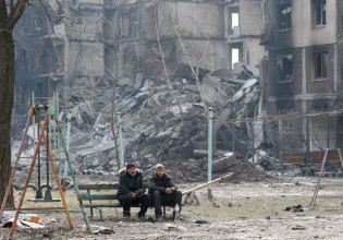 Μαριούπολη: Πάνω από 100.000 άνθρωποι δεν έχουν ακόμη απομακρυνθεί από την πολιορκημένη πόλη