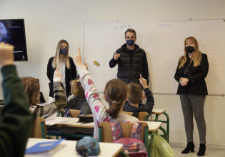 Μητσοτάκης: «Σύντομα θα απαλλαγούμε από τις μάσκες εντός της τάξης» – Τι είπε για την πανδημία