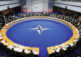 Το ΝΑΤΟ ετοιμάζεται για τον Ψυχρό Πόλεμο ΙΙ, ενώ προσπαθεί να αποφύγει τον Γ’ Παγκόσμιο Πόλεμο