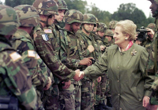 Μαντλίν Ολμπράιτ: Το «γεράκι» της αμερικανικής διπλωματίας που «έσυρε» το ΝΑΤΟ στον πόλεμο της Γιουγκοσλαβίας