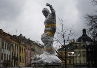 Πόλεμος στην Ουκρανία: Προσπάθεια να σωθούν τα αγάλματα στην Λβιβ