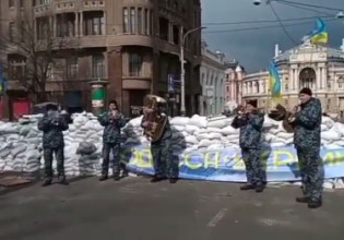 Πόλεμος στην Ουκρανία: Στρατιωτική μπάντα παίζει το «Don’t Worry, Be Happy» μπροστά σε οδόφραγμα στην Οδησσό