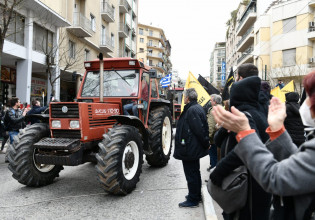 Συλλαλητήριο: Έξω από το ΥπΑΑΤ διαδηλώνουν οι αγρότες