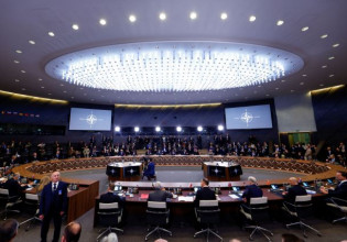Ζελένσκι σε ΝΑΤΟ: Χρειαζόμαστε στρατιωτική στρατιωτική βοήθεια – Η Ρωσία χρησιμοποιεί βόμβες φωσφόρου