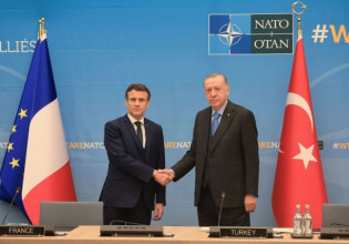 Σύνοδος Κορυφής ΝΑΤΟ: Σε «θερμό» κλίμα τα είπαν Μακρόν- Ερντογάν