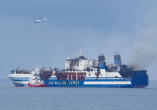 Euroferry Olympia: Συνεχίζονται οι έρευνες για τους αγνοούμενους – Από το πλοίο απομακρύνθηκαν 14 φορτηγά οχήματα