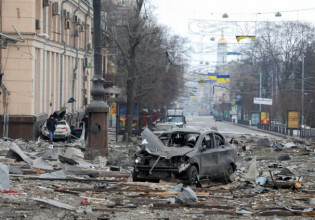 Πόλεμος στην Ουκρανία: Εικόνες καταστροφής στο Χάρκοβο – Συνεχίζεται το σφυροκόπημα του Κιέβου