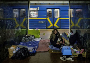 Πόλεμος στην Ουκρανία: Σπίτι για πάνω από 15.000 ανθρώπους το μετρό του Κιέβου